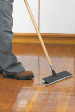 3M ™ Easy Trap Duster In Use