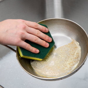 Scotch-Brite ™ Scour Sponge 96HEX-FL in Use