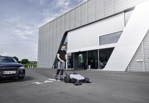 Nilfisk SW250 Manual Walk Behind Sweeper Use 3