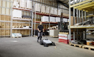 Nilfisk SW250 Manual Walk Behind Sweeper Use 4