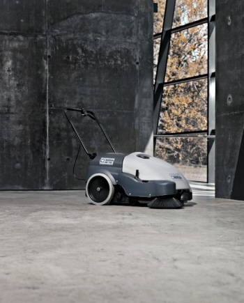 Nilfisk SW750 Battery Operated Walk Behind Sweeper Image 2