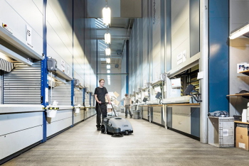 Nilfisk SW750 Battery Operated Walk Behind Sweeper Use 7