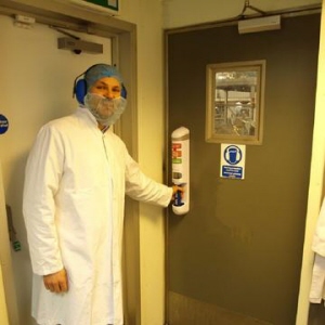 Purehold Pro Sanitising Gel Dispensing Door Handle in Use