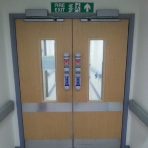 Purehold Pro Sanitising Gel Dispensing Door Handle in Use